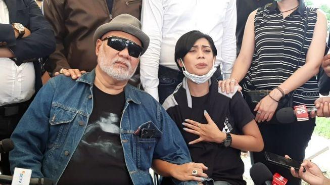 Karen Idol menangis saat makam anaknya dibongkar [Matamata.com/Yuliani]