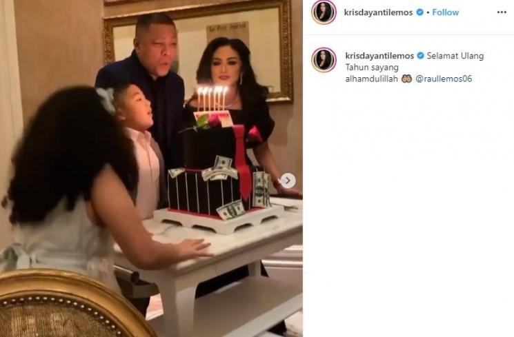 Krisdayanti beri surprise ke Raul Lemos (Instagram/@krisdayantilemos)