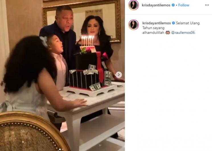 Krisdayanti beri surprise ke Raul Lemos (Instagram/@krisdayantilemos)