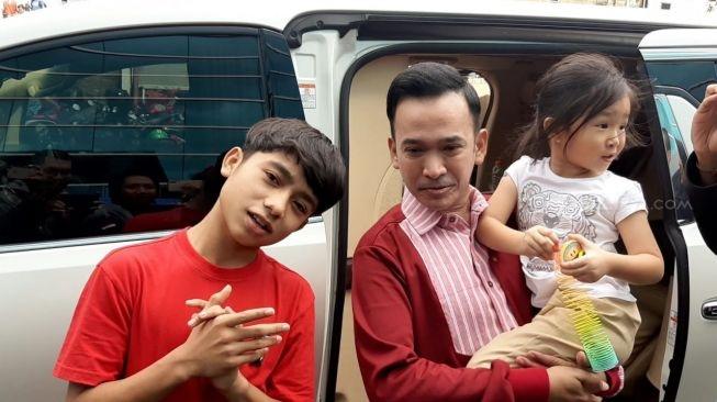 Ruben Onsu bersama Betrand Peto dan Thalia Putri Onsu. [Evi Ariska/MataMata.com]