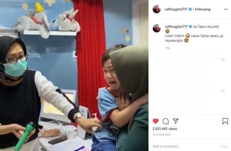 Rafathar menangis saat diperiksa (Instagram @raffinagita1717)