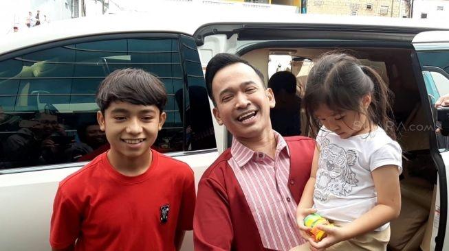 Ruben Onsu bersama Betrand Peto dan Thalia Putri Onsu. [Evi Ariska/MataMata.com]