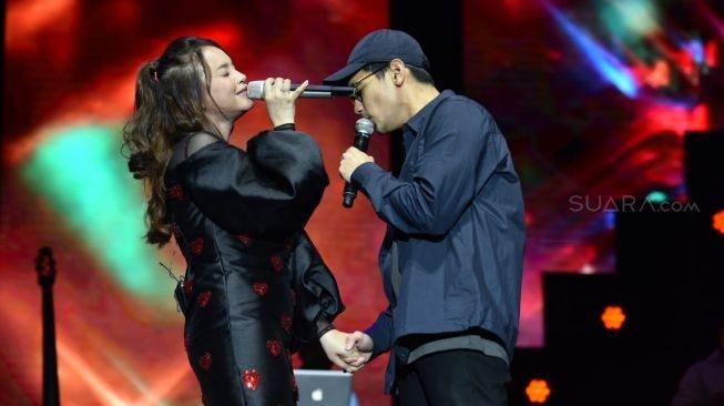 Afgan muncul mendadak dan memberi kejutan untuk Rossa di atas panggung Love Fest 2020, Jumat (21/2/2020). [Herwanto/Matamata.com]