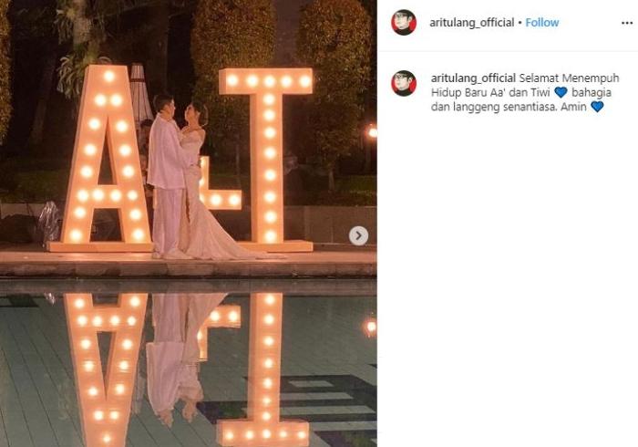 Pernikahan Tiwi eks T2. (Instagram/@aritulang_official)