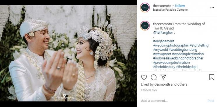 Pernikahan Tiwi eks T2. (Instagram/@theexomoto)