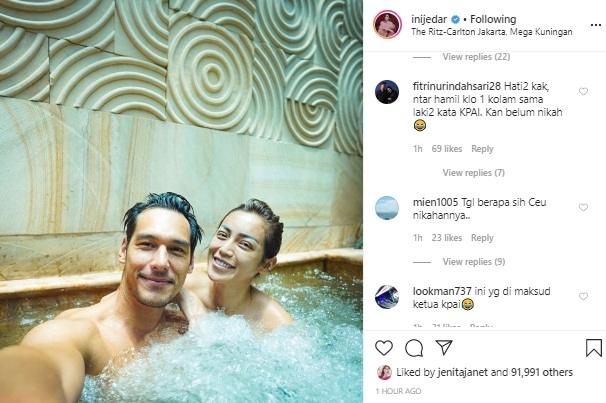 Richard Kyle dan Jessica Iskandar mandi bareng di kolam. [Instagram]
