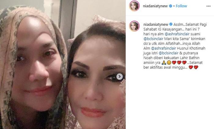 Nia Daniaty di pengajian 7 hari meninggalnya Ashraf Sinclair. (Instagram/@niadaniatynew)