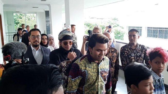 Gen Halilintar hadiri sidang kasus dugaan pelanggaran hak cipta. (Suara.com/Evi Ariska)