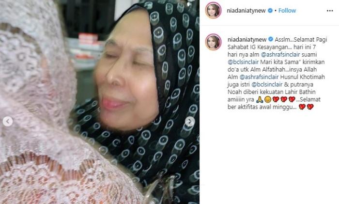 Nia Daniaty di pengajian 7 hari meninggalnya Ashraf Sinclair. (Instagram/@niadaniatynew)