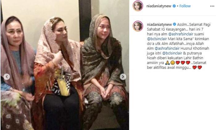 Nia Daniaty di pengajian 7 hari meninggalnya Ashraf Sinclair. (Instagram/@niadaniatynew)