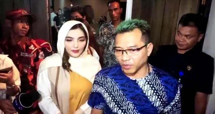 Anang dan Ashanty hadri dalam tahlil 7 hari meninggalnya Ashraf Sinclair. [MataMata.com/Herwanto]