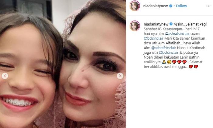 Nia Daniaty di pengajian 7 hari meninggalnya Ashraf Sinclair. (Instagram/@niadaniatynew)
