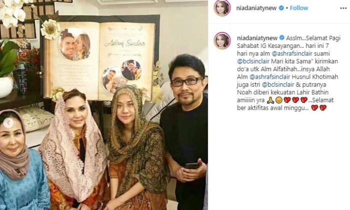 Nia Daniaty di pengajian 7 hari meninggalnya Ashraf Sinclair. (Instagram/@niadaniatynew)