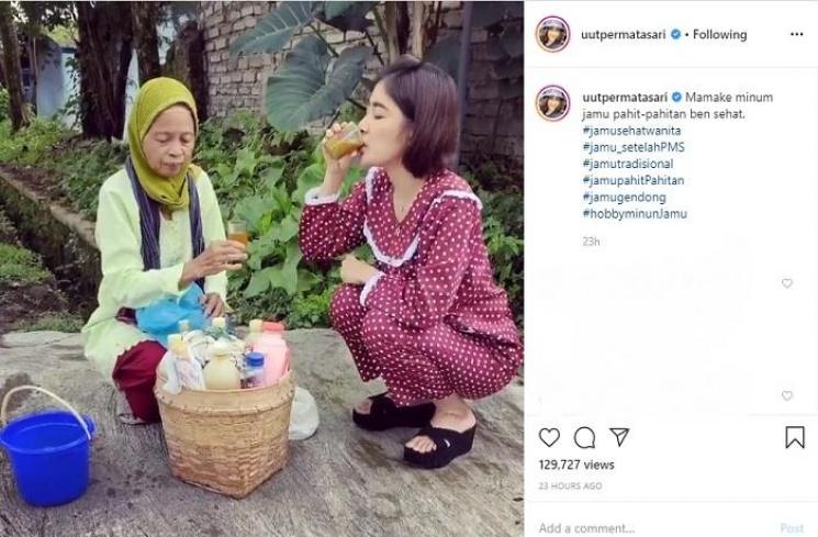 Uut Permatasari minum jamu gendong pinggir jalan (Instagram @uutpermatasari)