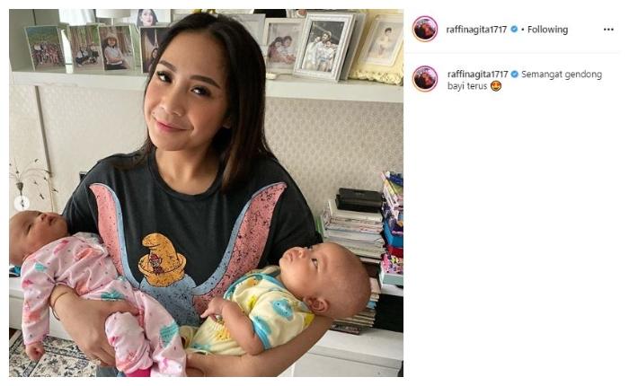 Nagita Slavina momong si kembar. (Instagram/@raffinagita1717)
