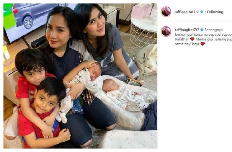 Nagita Slavina momong si kembar. (Instagram/@raffinagita1717)