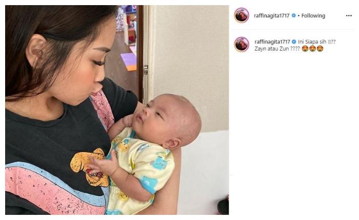 Nagita Slavina momong si kembar. (Instagram/@raffinagita1717)