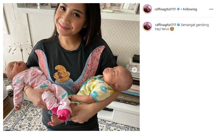 Nagita Slavina momong si kembar. (Instagram/@raffinagita1717)