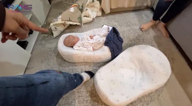 Raffi Ahmad hampir injak keponakannya. (Youtube/RANSEntertainment)