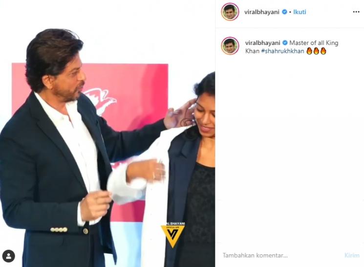 Shah Rukh Khan rapikan rambut dan mantel peneliti muda (Instagram/@viralbhayani)