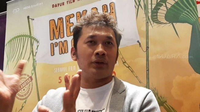 Sutradara film Hanung Bramantyo saat ditemui di Grand Indonesia, Jakarta Pusat, Kamis (27/2/2020). [Matamata.com/Yuliani]