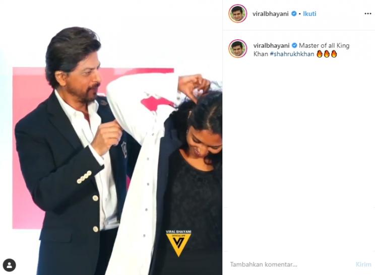 Shah Rukh Khan rapikan rambut dan mantel peneliti muda (Instagram/@viralbhayani)