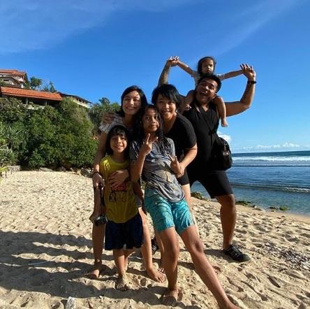 Erix bersama istri dan anak. [Instagram]