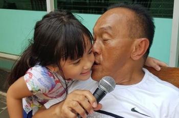 Hanya Mikha yang Berani, Momen Anak Nia Ramadhani Santai Elus Kepala Taipan Aburizal Bakrie