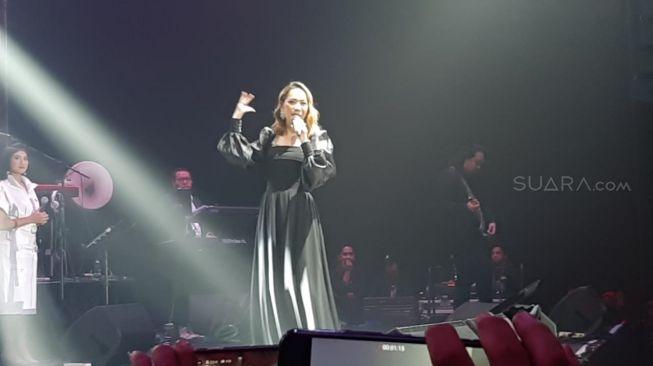 Aksi Bunga Citra Lestari atau BCL di Romantic Valentine Concert [Suara.com/Ismail]