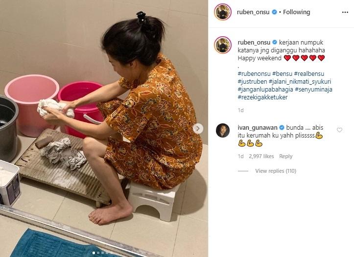 Potret Sarwendah nyuci baju dipuji. (Instagram/@ruben_onsu)