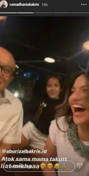 Ekspresi Nia Ramadhani dan Aburizal Bakrie lihat Mikha joget. (Instagram/@ramadhaniabakrie)