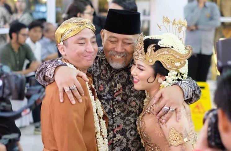 Indro Warkop di pernikahan anak almarhum Dono Warkop. (Instagram/@indrowarkop_asli)