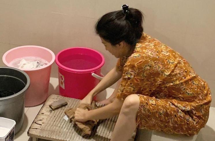 Potret Sarwendah nyuci baju dipuji. (Instagram/@ruben_onsu)