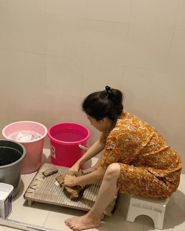 Potret Sarwendah nyuci baju dipuji. (Instagram/@ruben_onsu)