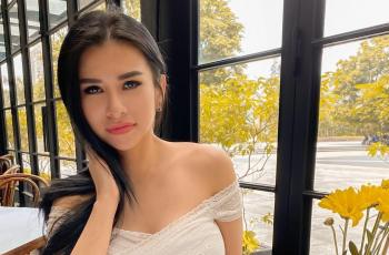 Bikin Auto Zoom! Foto Liburan Maria Vania Tali Tanktopnya Melorot