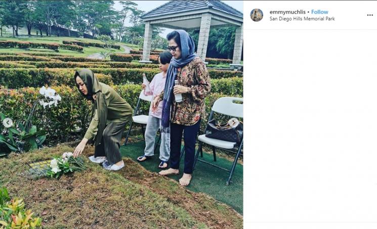 BCL, Noah dan ibunya ziarah ke makam Ashraf (Instagram/@emmymuchlis)