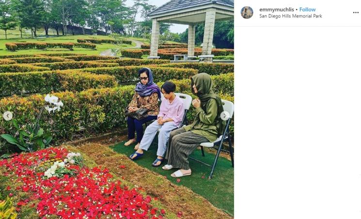 BCL, Noah dan ibunya ziarah ke makam Ashraf (Instagram/@emmymuchlis)
