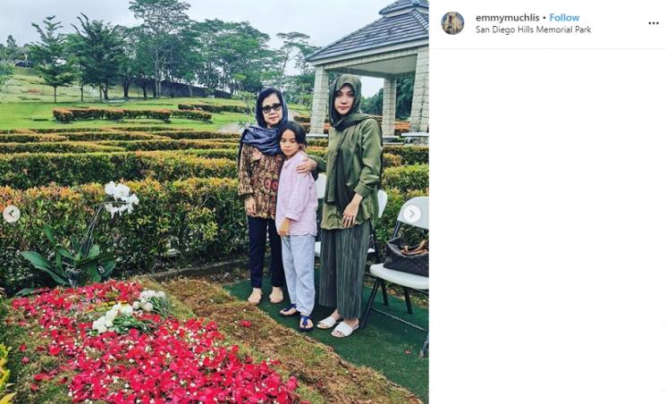 BCL, Noah dan ibunya ziarah ke makam Ashraf (Instagram/@emmymuchlis)