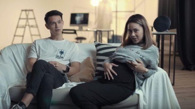 Marcell Darwin dan Nabila Faisal [YouTube/The Darwins]