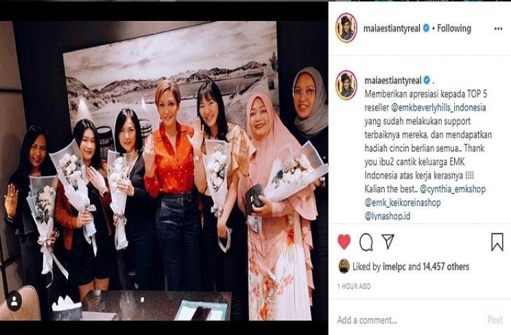 Maia Estianty memberikan cincin berlian ke rekan bisnisnya (Instagram @maiaestiantyreal)
