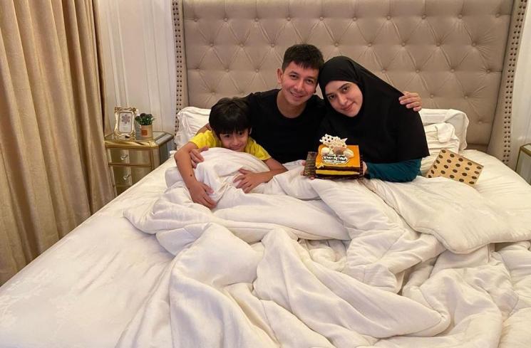 Momen surprise ulang tahun Fairuz A Rafiq. (Instagram/@fairuzarafiq)