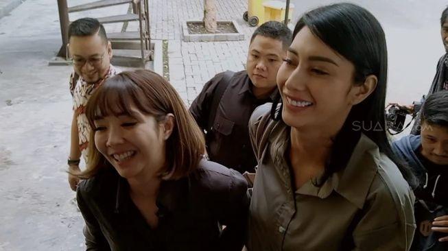 Gisella Anastasia dan Tyas Mirasih mendatangi Polda Jatim [Achmad Ali/MataMata.com]