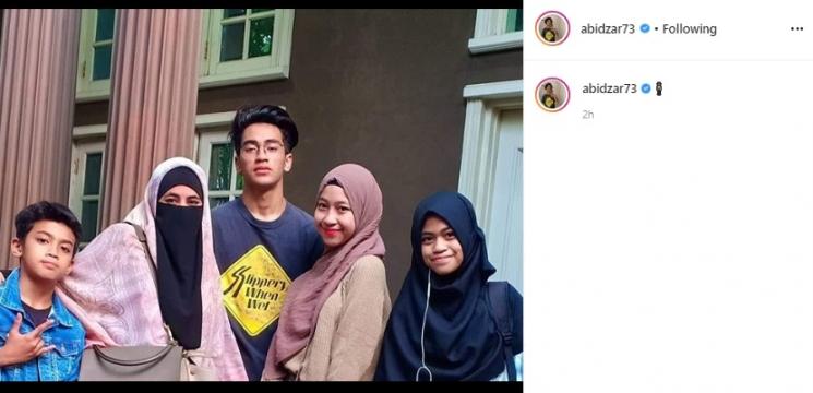 Umi Pipik dan keempat anaknya. (Instagram/@abidzar73)