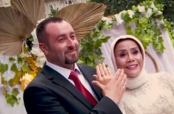 Ngobrol Pakai Aplikasi Penerjemah, 5 Momen Pernikahan Ibu Vicky Prasetyo!