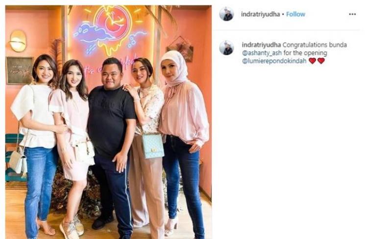Ririn Ekawati dan asisten. (Instagram/@indratriyudha)