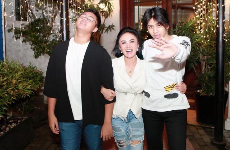 Yuni Shara bareng Cavin dan Cello. (Instagram/@yunishara36)
