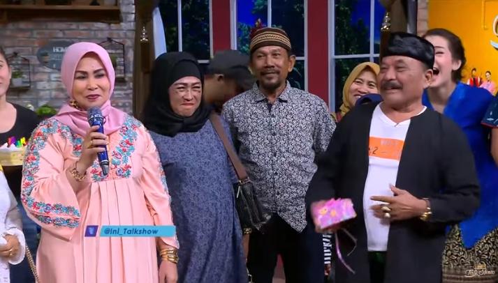 Istri Haji Bolot berbaju pink (YouTube/Ini Talk Show)