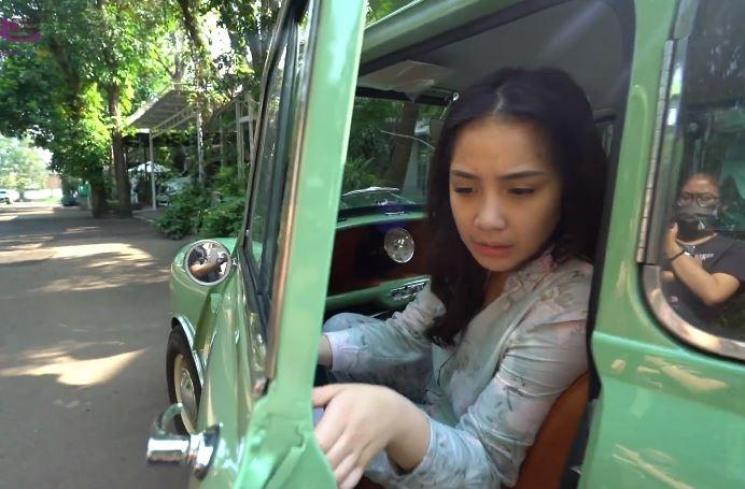 Nagita Slavina mengecek mobil klasik buat Rafathar. (Youtube/RANSEntertainment)