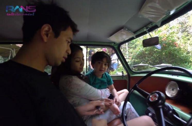 Raffi Ahmad dan Nagita Slavina naik mobil klasik buat Rafathar. (Youtube/RANSEntertainment)