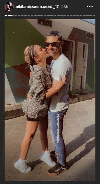 Nikita Mirzani cium Didi Riyadi. (Instagram/@nikitamirzanimawardi_17)